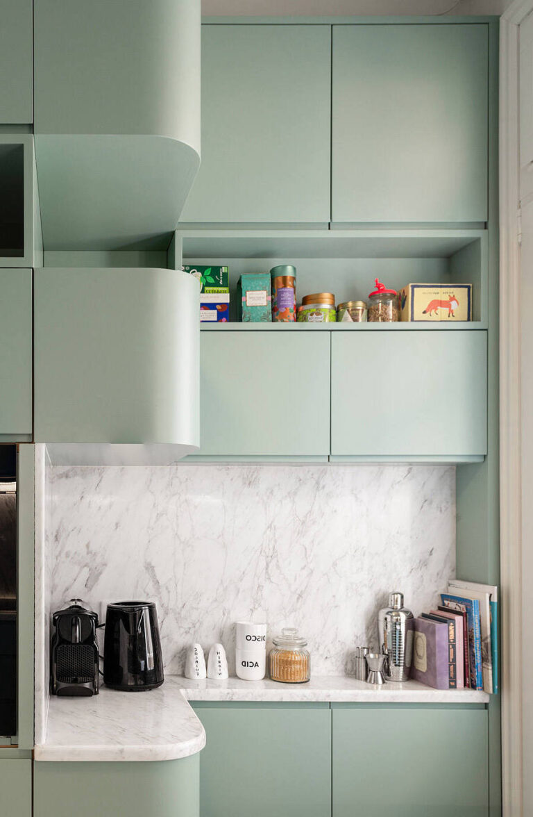 cuisine arrondie vert eau céladon marbre quartz blanc gris