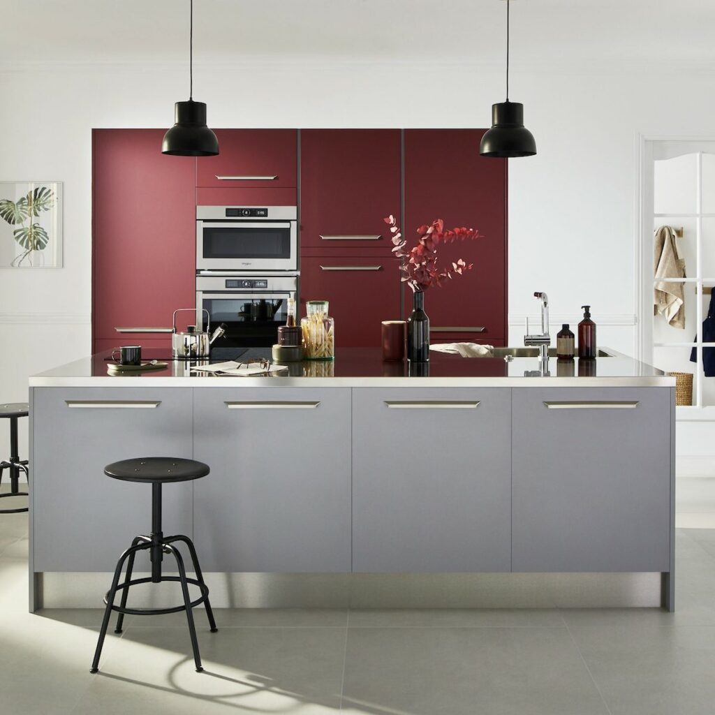 cuisine bicolore rouge vermillon gris ilot central lampe noire industrielle