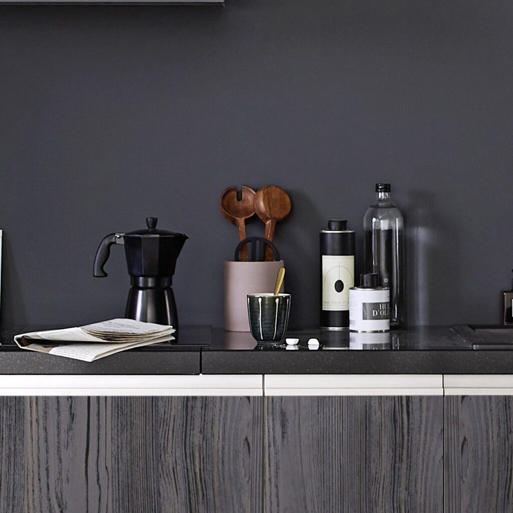déco noire meuble bois foncé buffet plan de travail granit anthracite