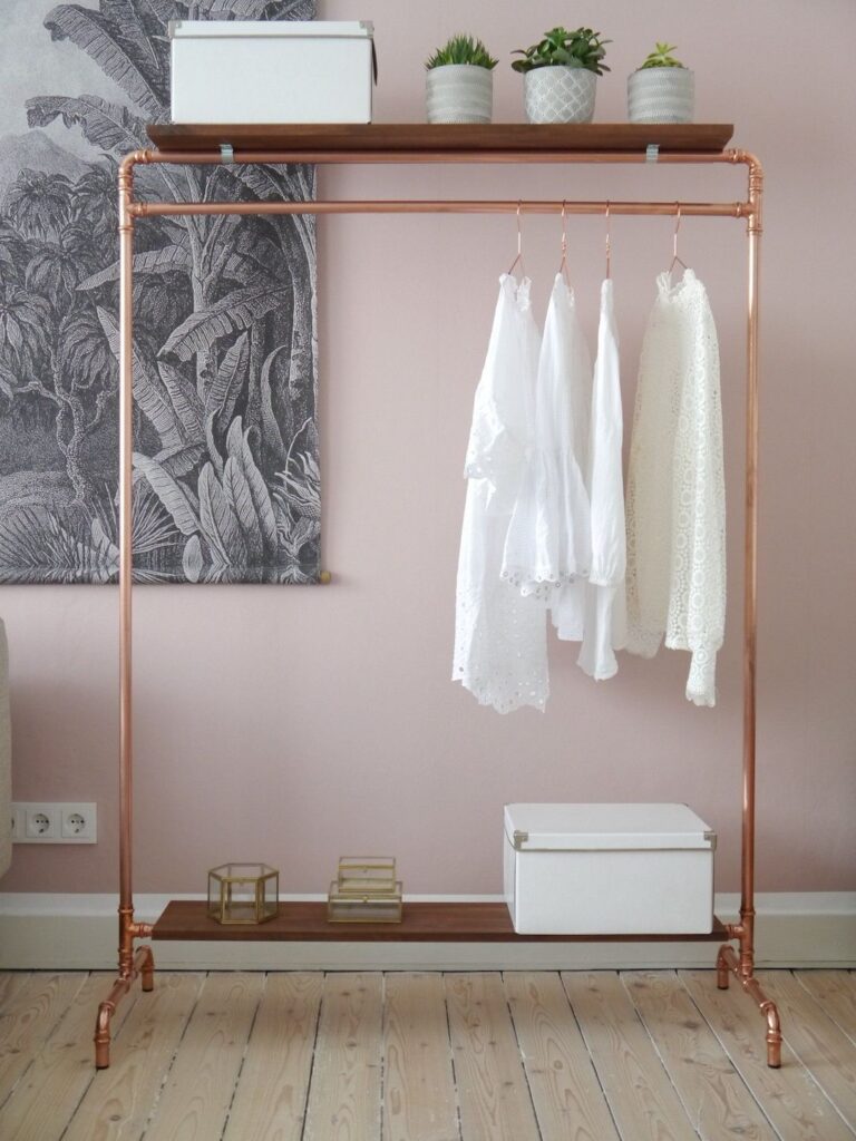 espace de rangement tringle cuivre parquet bois lame clair