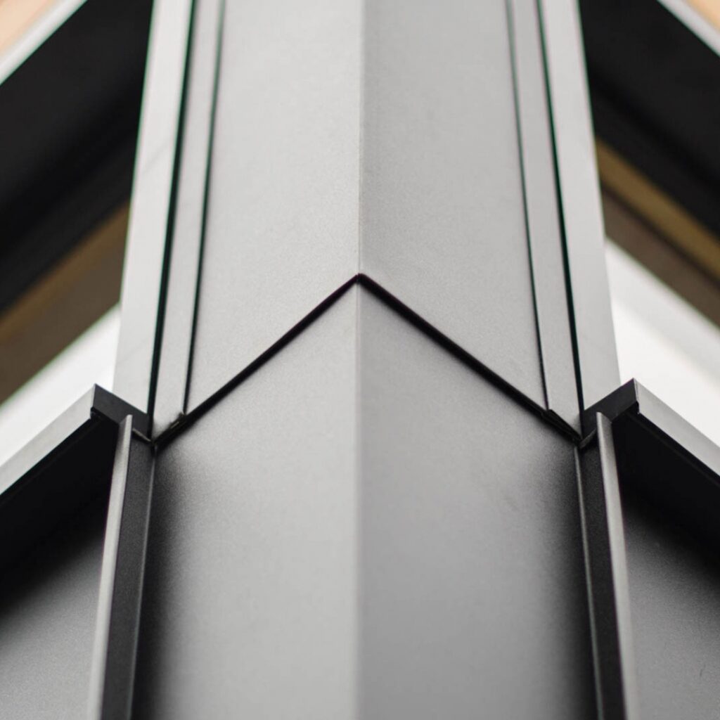 finition aluminium noire maison structure extérieure