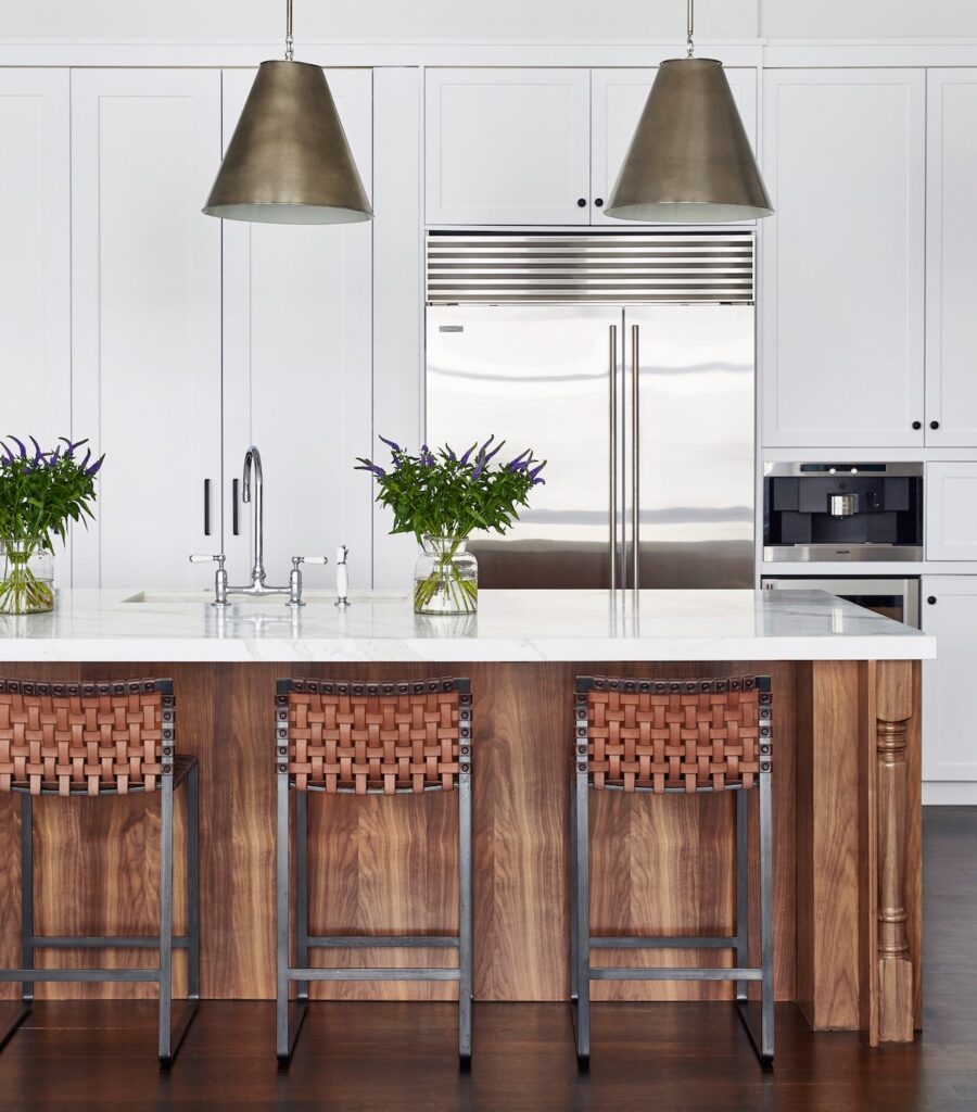 ilot central bois massif plan de travail marbre blanc chaise cuir