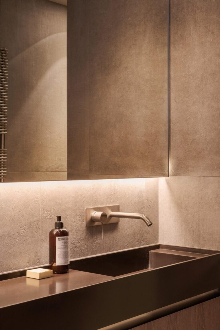 mini salle de bains beige pied-à-terre à Paris