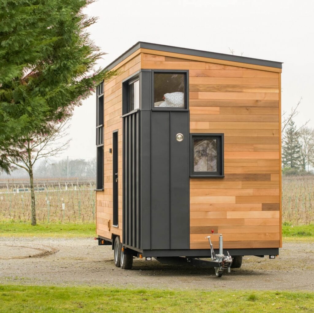 petite maison roulotte bicolor noir bois design contemporain
