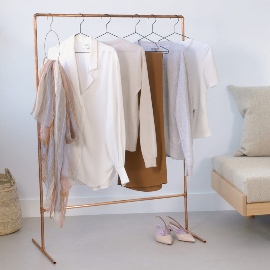 portant cuivre vêtement idée rangement canapé gris panier rond osier