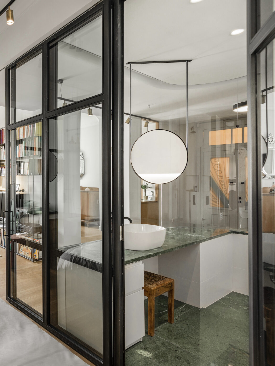 salle de bains blanche marbre vert miroir suspendu plafond