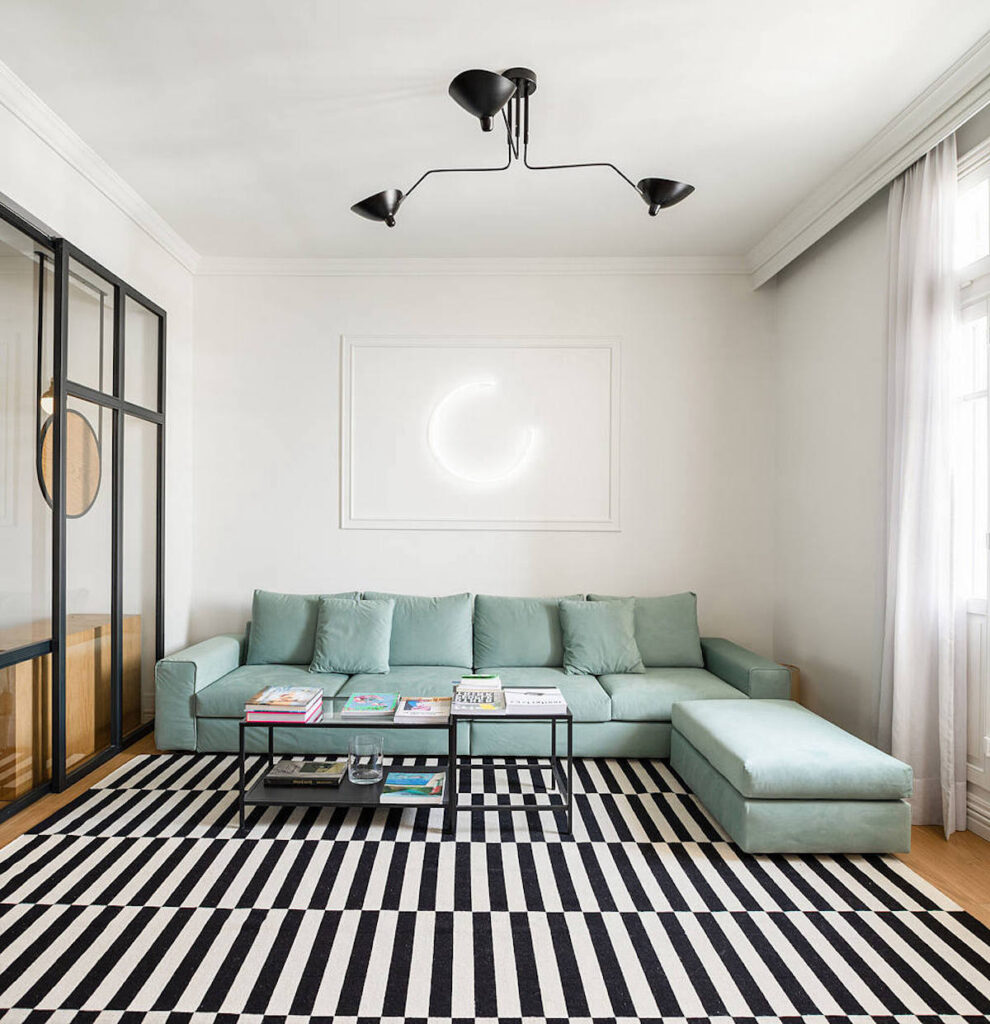 salon vert eau canapé angle modulable tapis graphique déco noir blanc