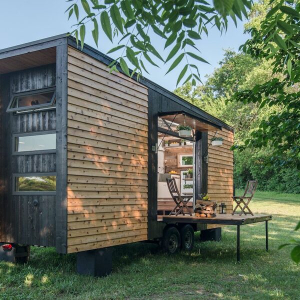 tiny house petite maison roulotte terrasse bois