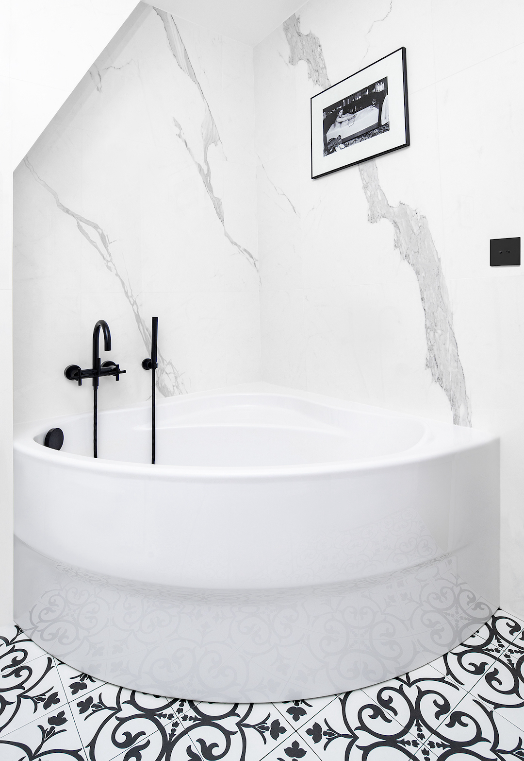 baignoire arrondie angle carreaux ciment noir blanc