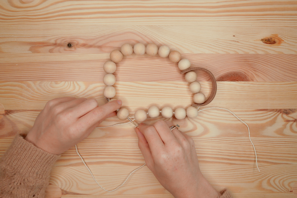 comment créer cercle avec perle bois bracelet anneau