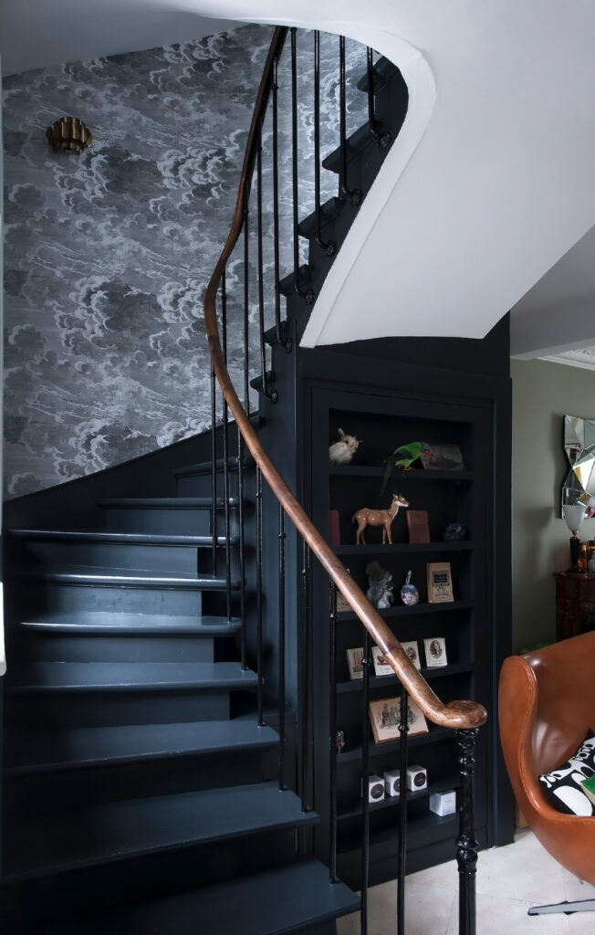 escalier escargot bleu motif gris mur fauteuil cuir marron