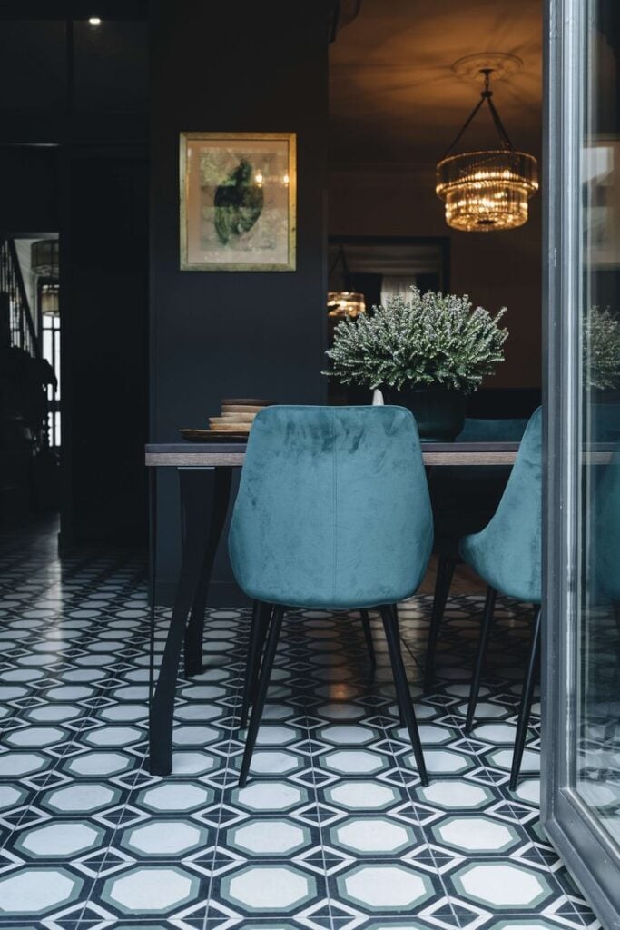 salle à manger chaise bleu velours carrelage géométrique gris noir blanc