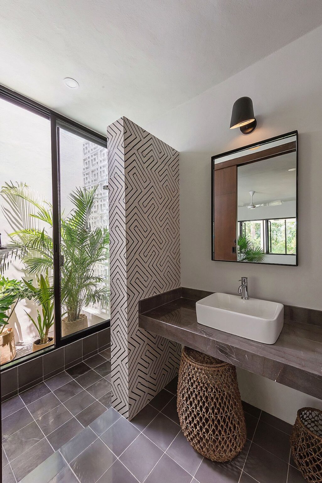 salle de bain noire blanche plan marbre chocolat