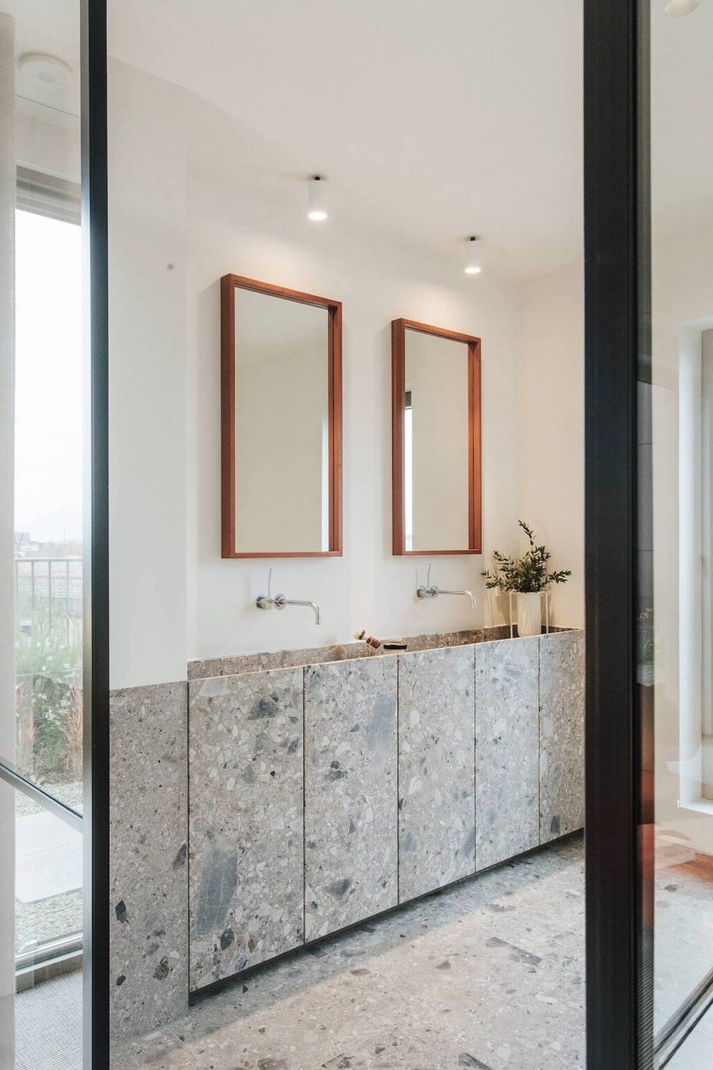 salle de bains vasque sur pied terrazzo gris robinet encastré