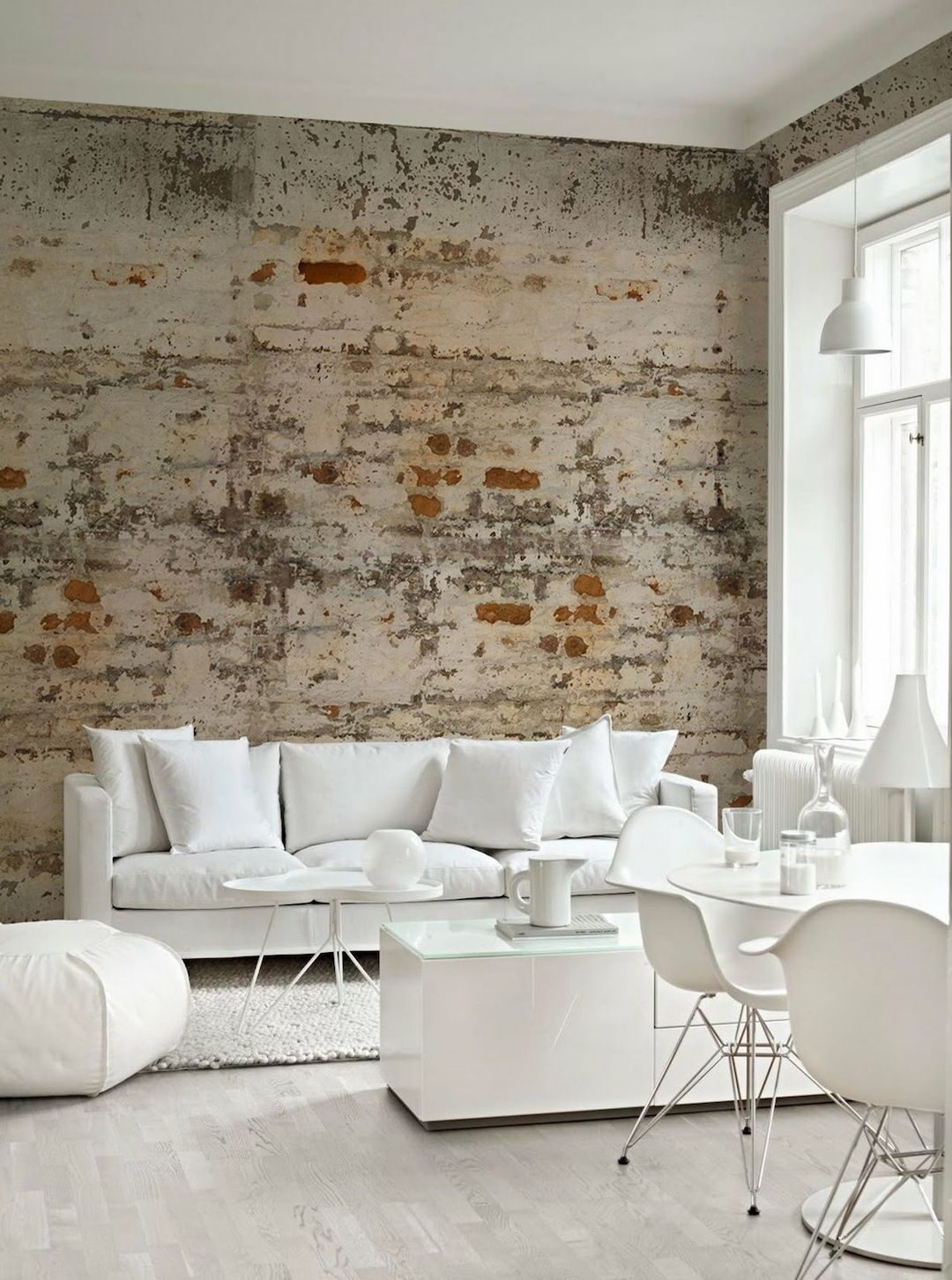 salon contemporain industriel élégant mobilier blanc mur en brique rouge