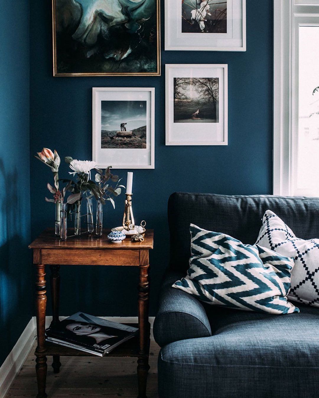 salon deco bleu canapé gris mur de cadre commode bois