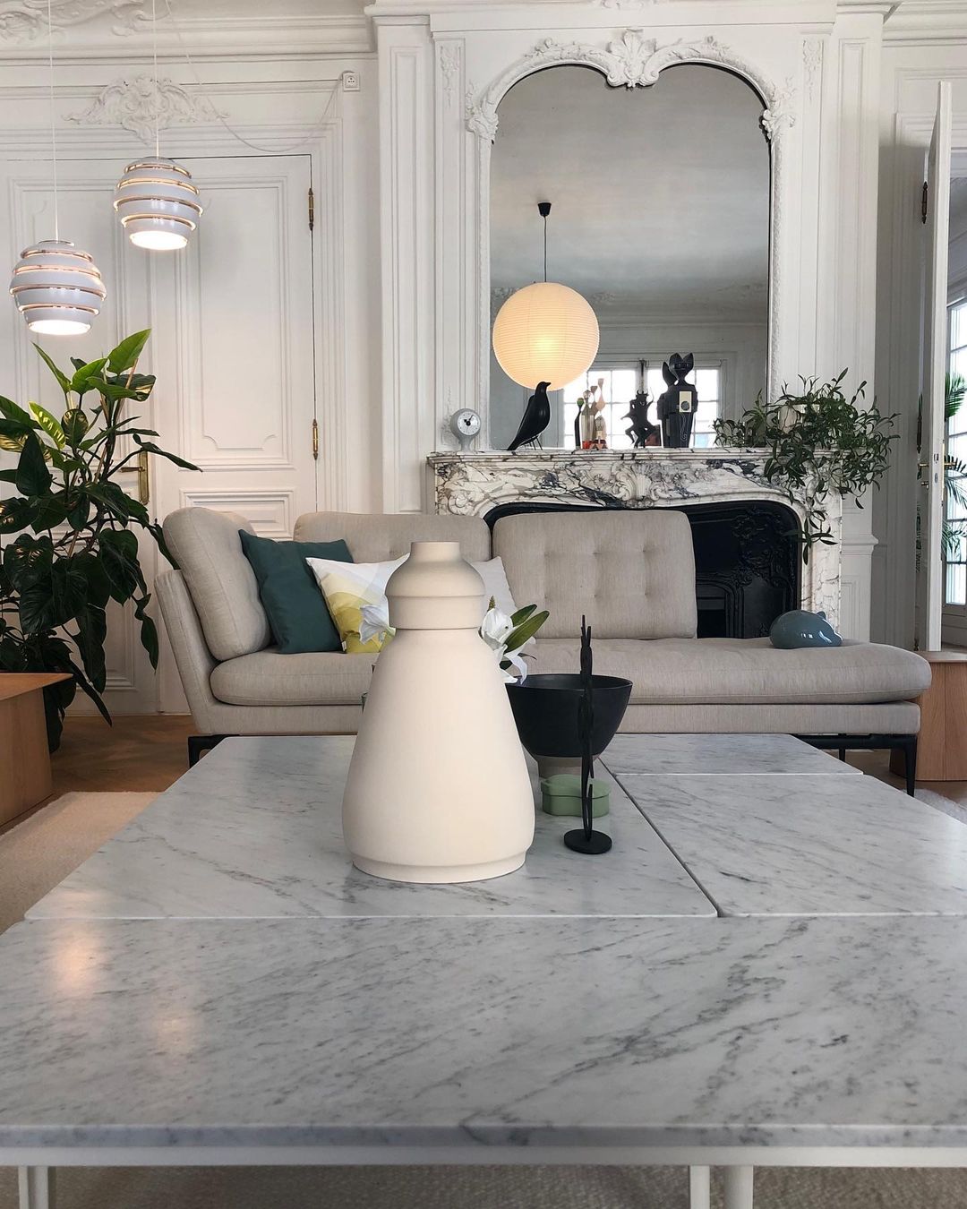 séjour décoration vitra table basse marbre canapé méridienne gris