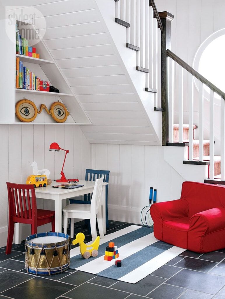table bois enfant canapé rouge escalier blanc carrelage noir