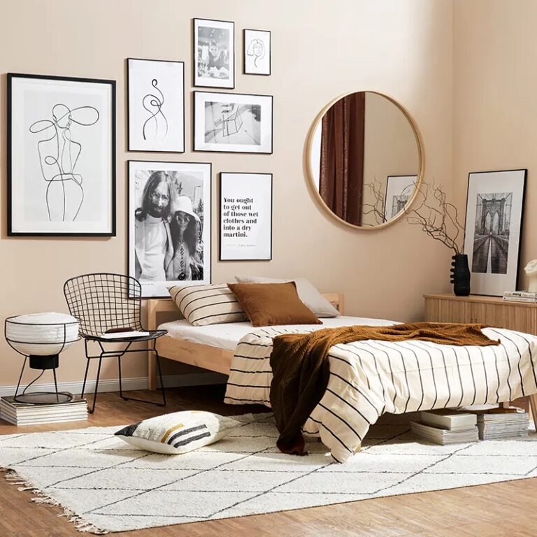 chambre beige lumineuse mur de cadres abstraits noir et blanc