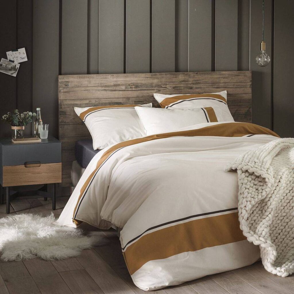 chambre lit double table de chevet gris bois suspension laiton deco moderne