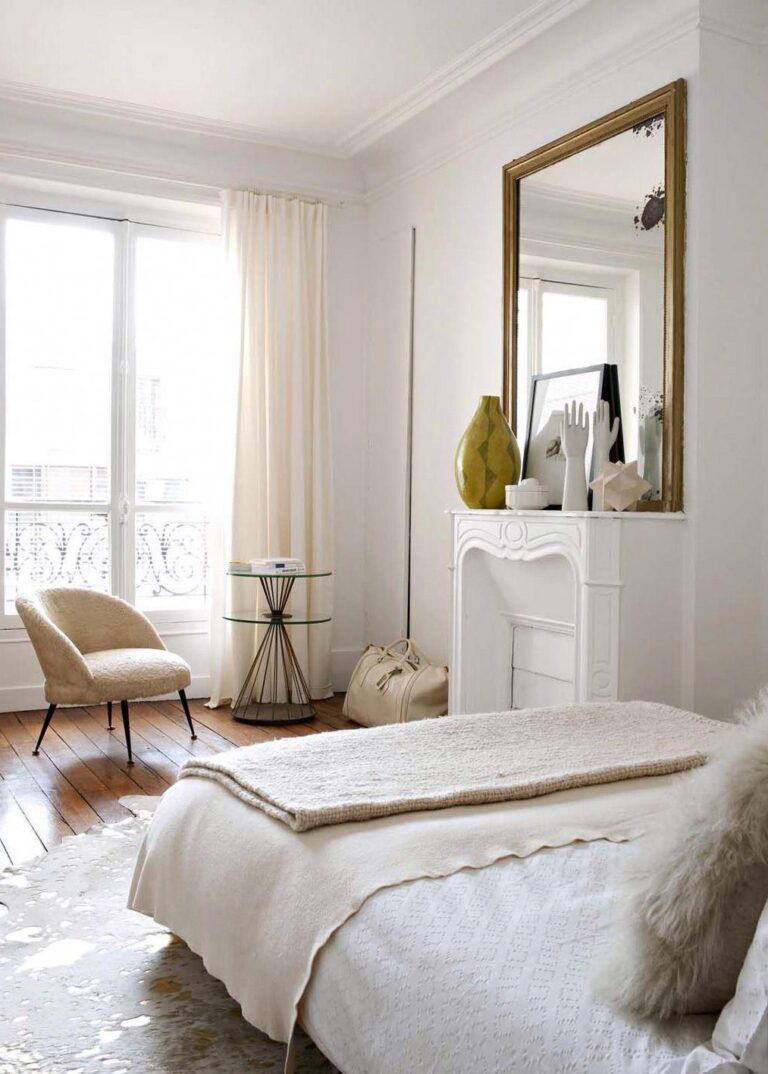 chambre vintage cheminée blanche moulures sol parquet bois