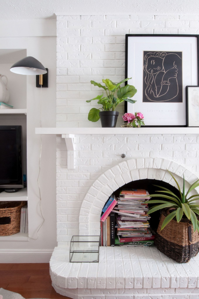 deco lumineuse cheminée blanche deco plantes vertes livres