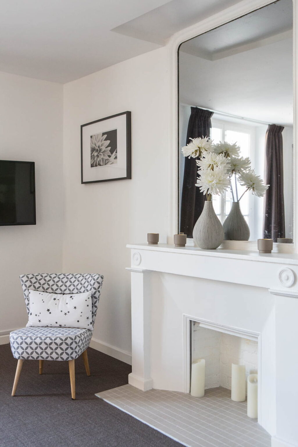 moderniser une cheminée rustique bohème champêtre cheminée moderniser cheminée rustique bois blanc carrelage gris petits carreaux crème