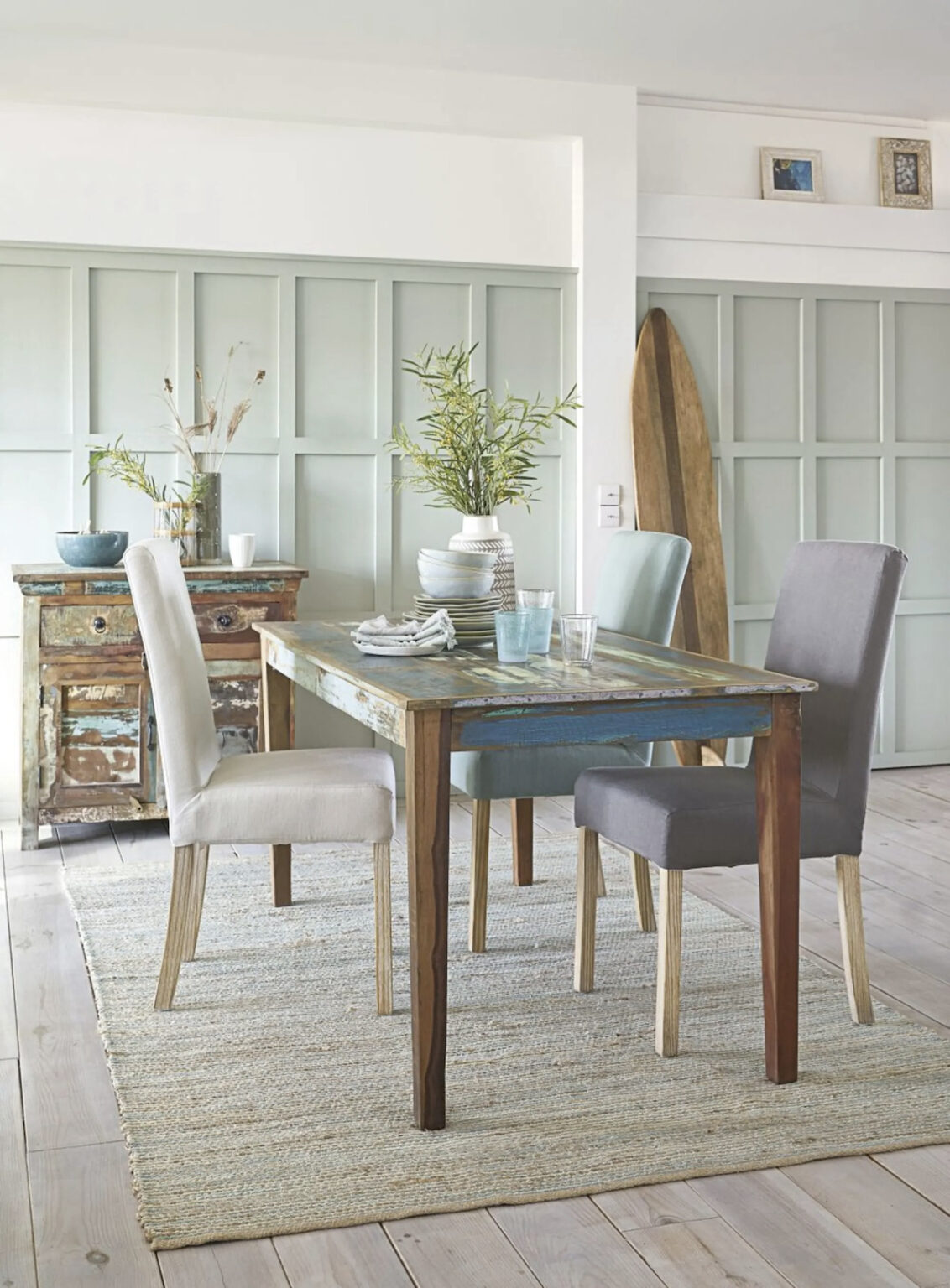 salon soubassement vert eau table campagne vintage suspension rotin