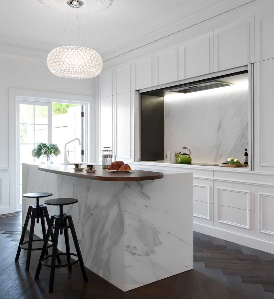 cuisine blanche moulure élégant tabouret rond parquet chevron bois