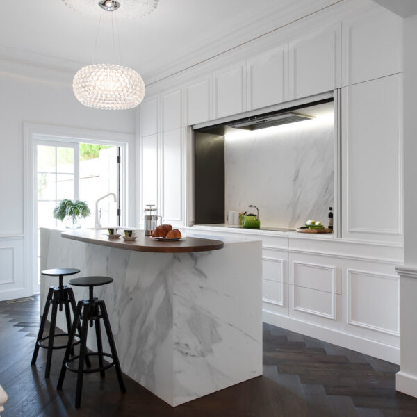 cuisine invisible mur moulure blanc ilot marbre deco lumineuse élégante