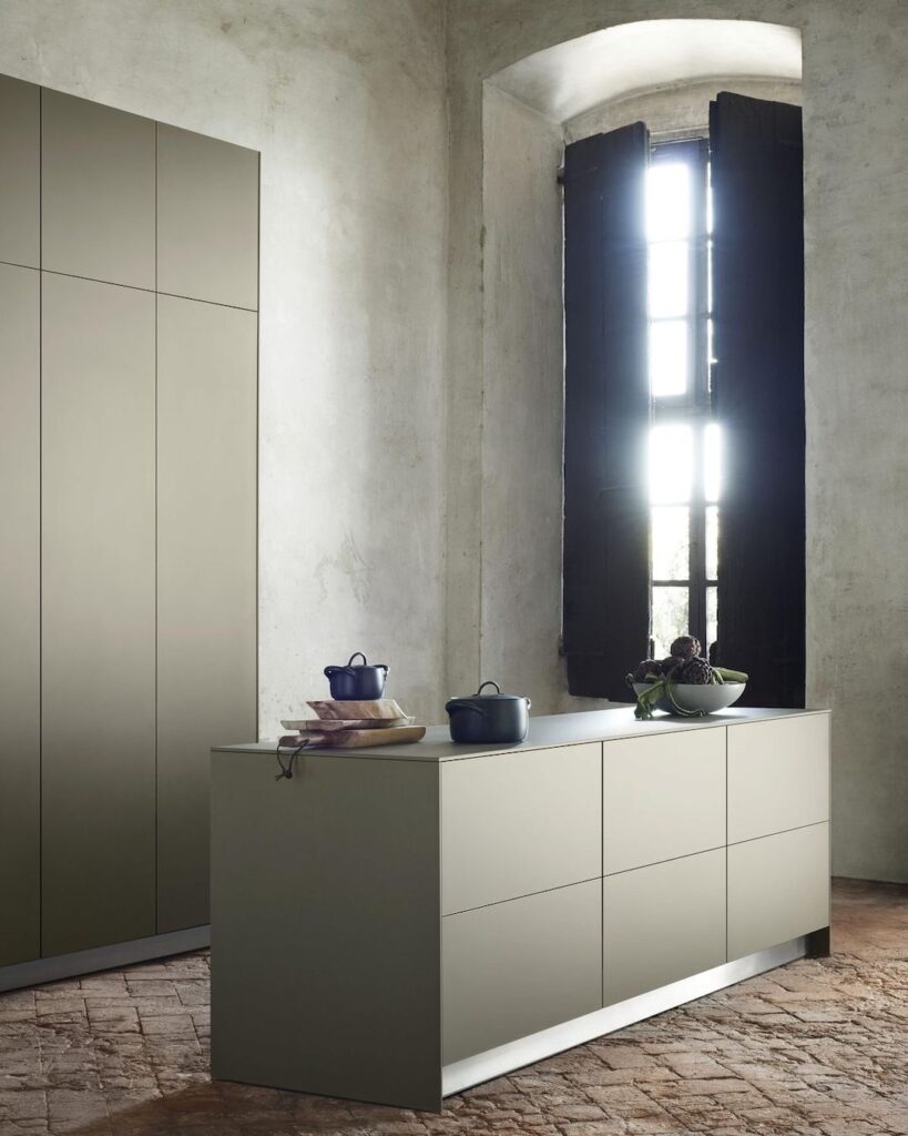 cuisine vert kaki élégant raffiné parquet chevron bois clair