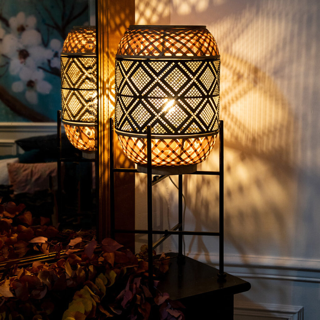 lampe sur pied bambou marocaine ombre mur noir naturelle