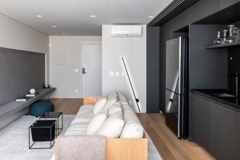 salon cuisine noire ouverte canapé droit blanc parquet bois