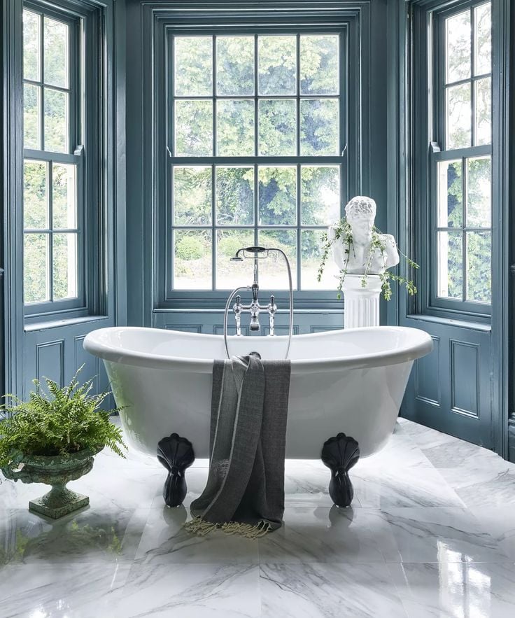 baignoire ilot blanche vintage deco intérieure élégante chic bleu canard