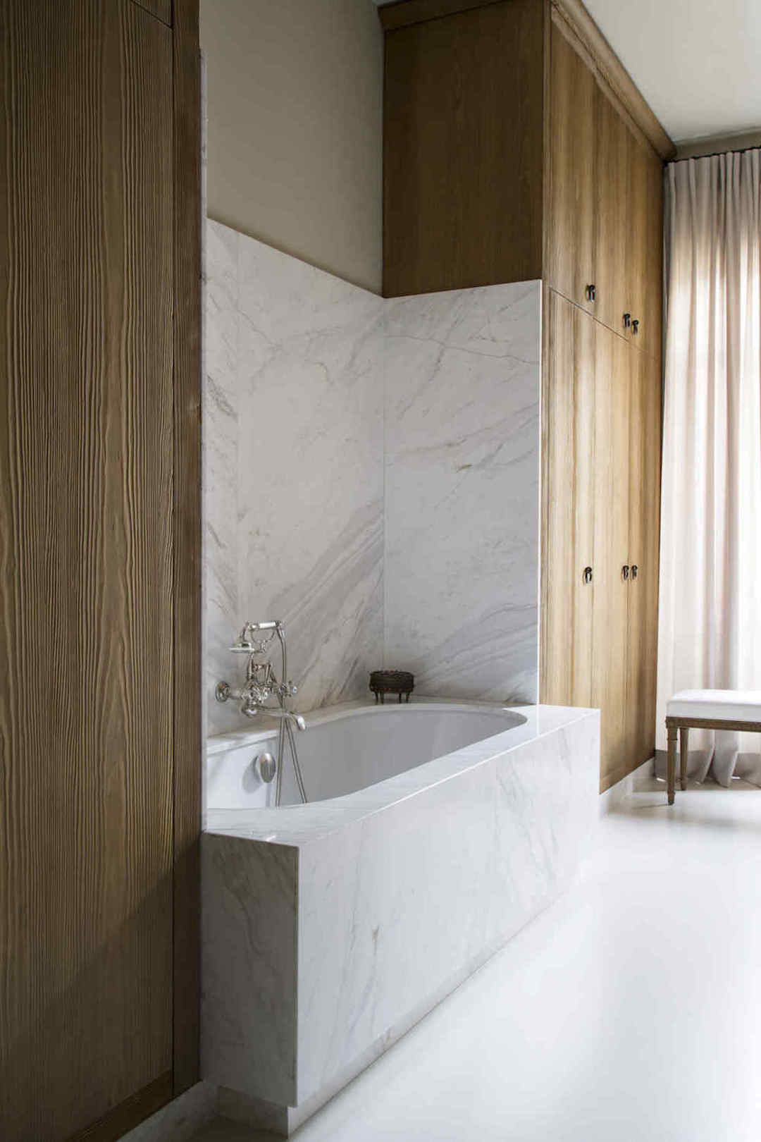 baignoire marbre blanc deco intérieure sobre élégante moderne mobilier bois clair