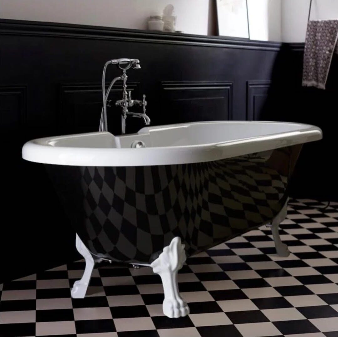 baignoire rétro noire et blanche sol damier décoration vintage sobre élégant