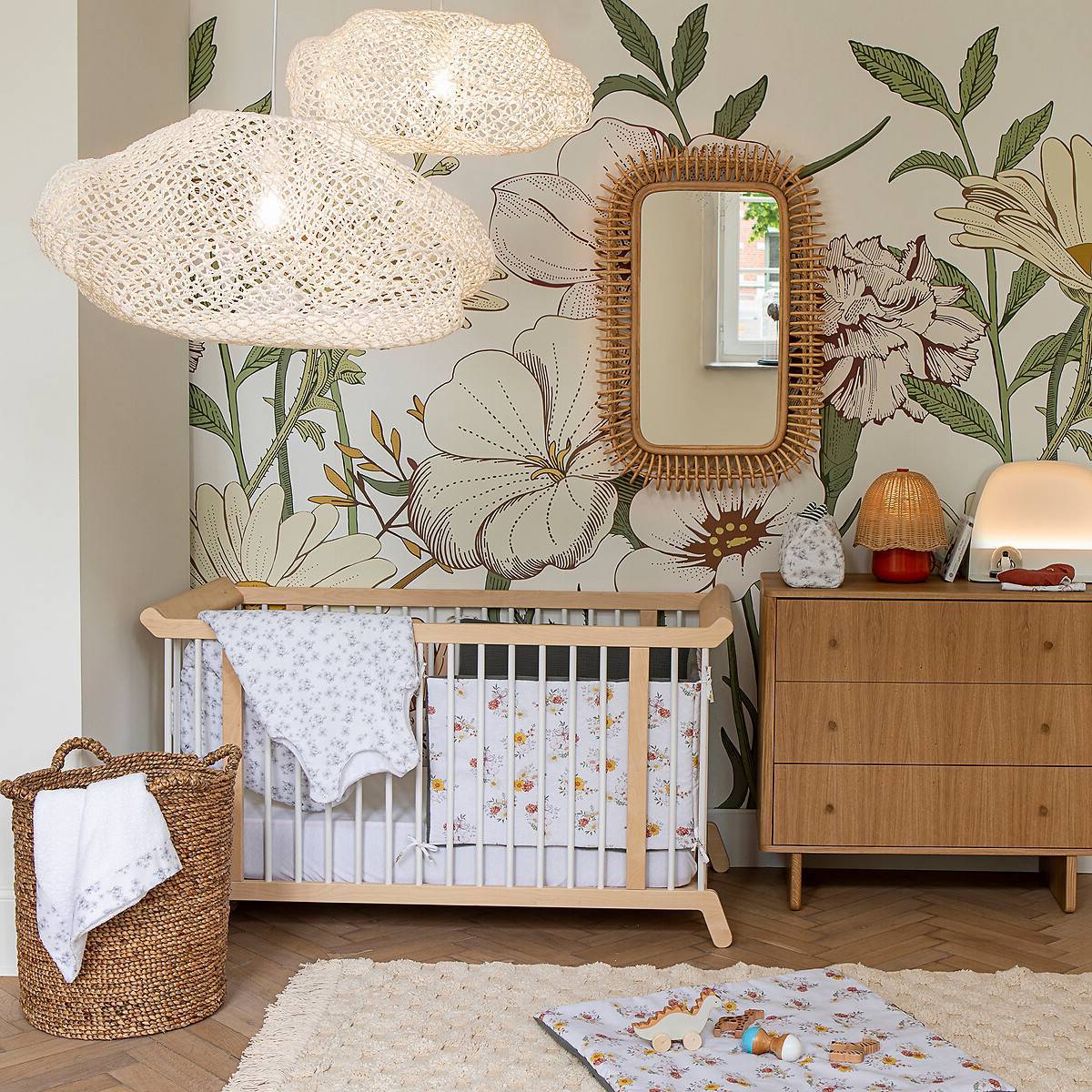 chambre bébé déco néo-classique bois cannage campagne chic