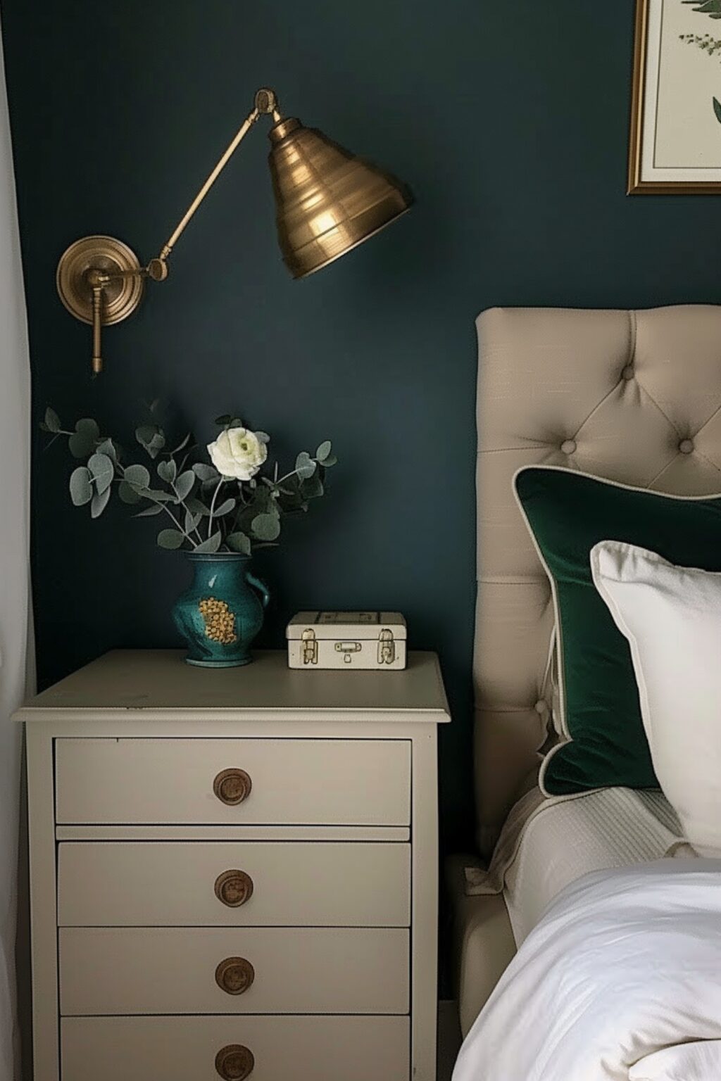 chambre mur vert sapin meuble greige lit
