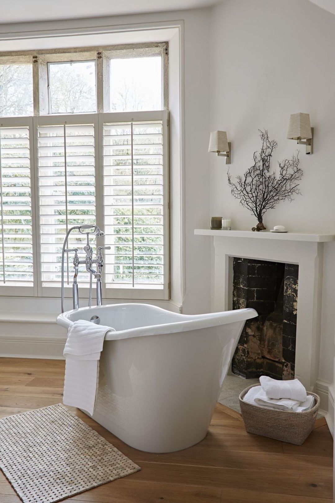 decoration intérieure lumineuse blanche beige vintage cheminée baignoire arrondie