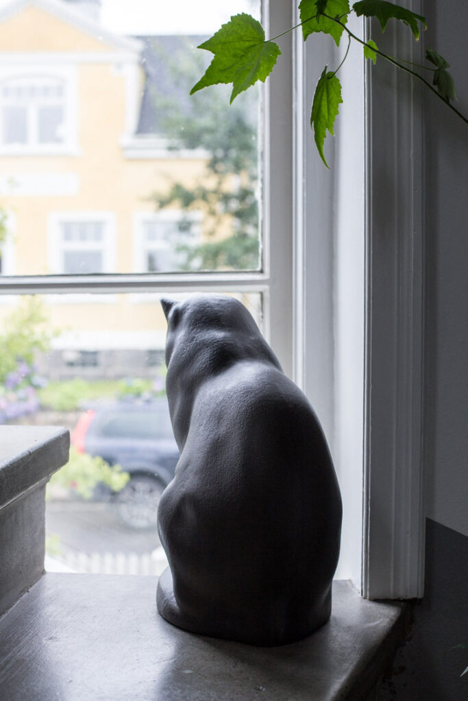 maison du Sud Suède statuette chat fenêtre noir