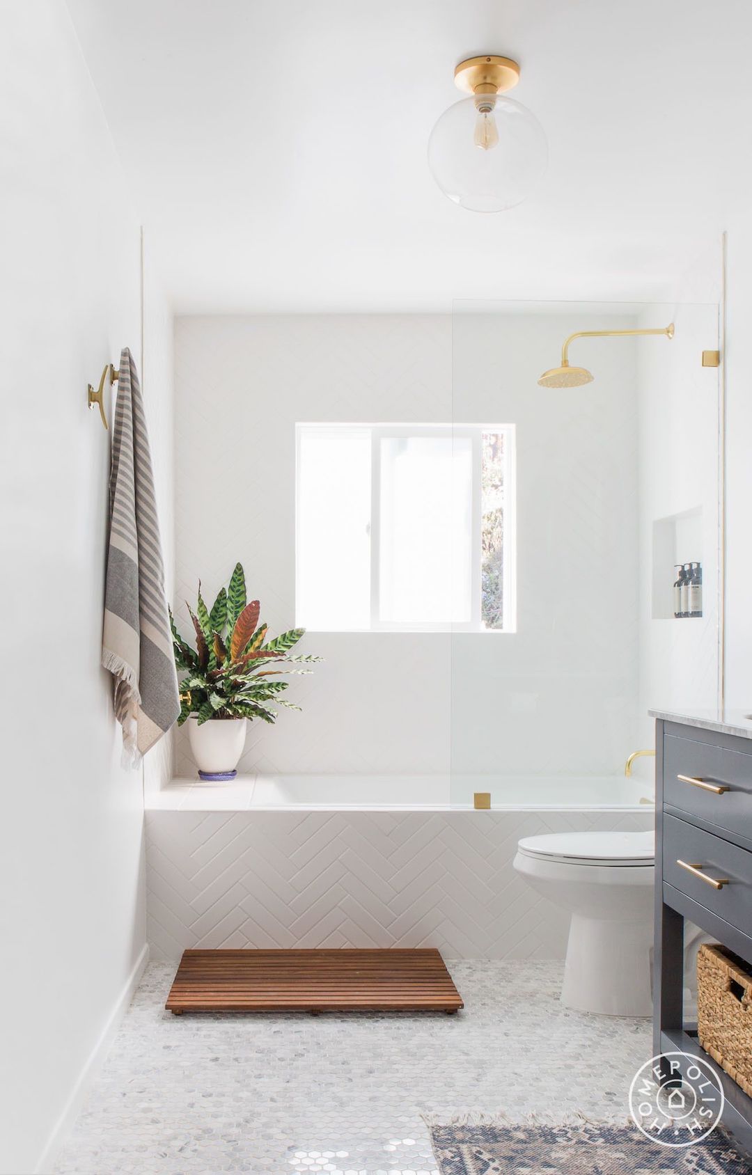 salle de bain total look blanc accessoires laiton tapis bois cloison vitre