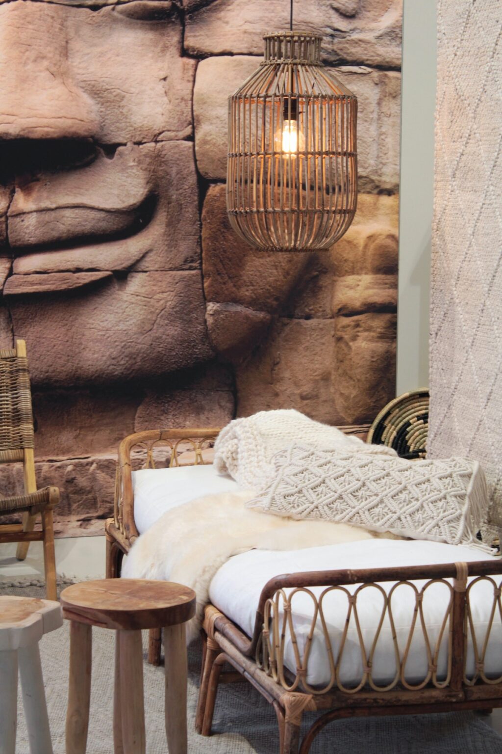 salon bohème mur trompe oeil tapis suspendu