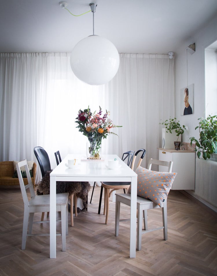 salon suédois blanc mélange chaise table manger