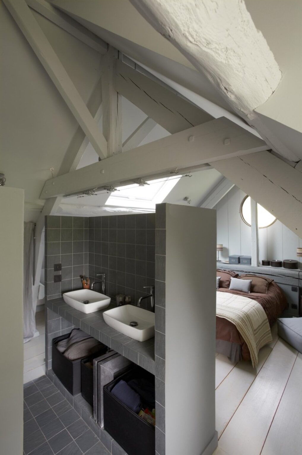 suite parentale deco blanche grise lit salle de bain