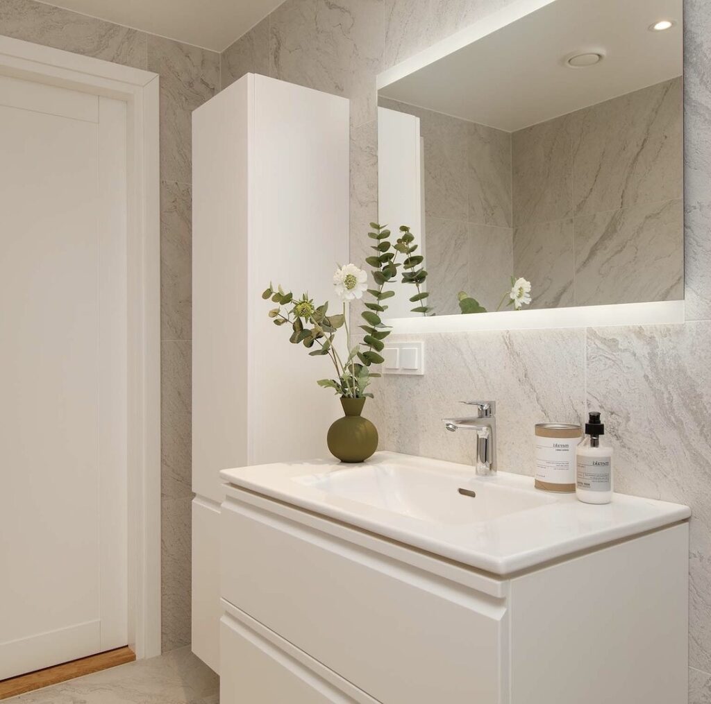 3 pièce à Tallinn salle de bains toute blanche