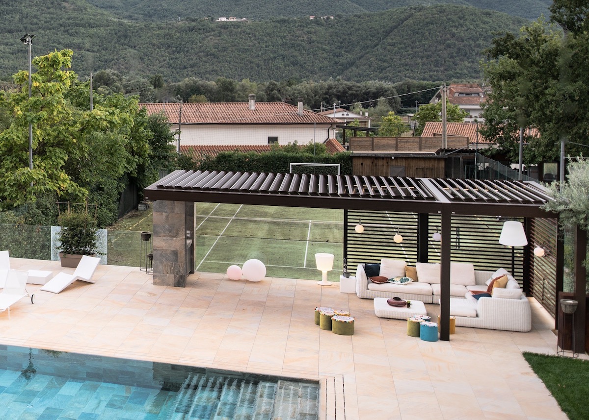 aménagement extérieur pergola pool housse annexe salon terrasse