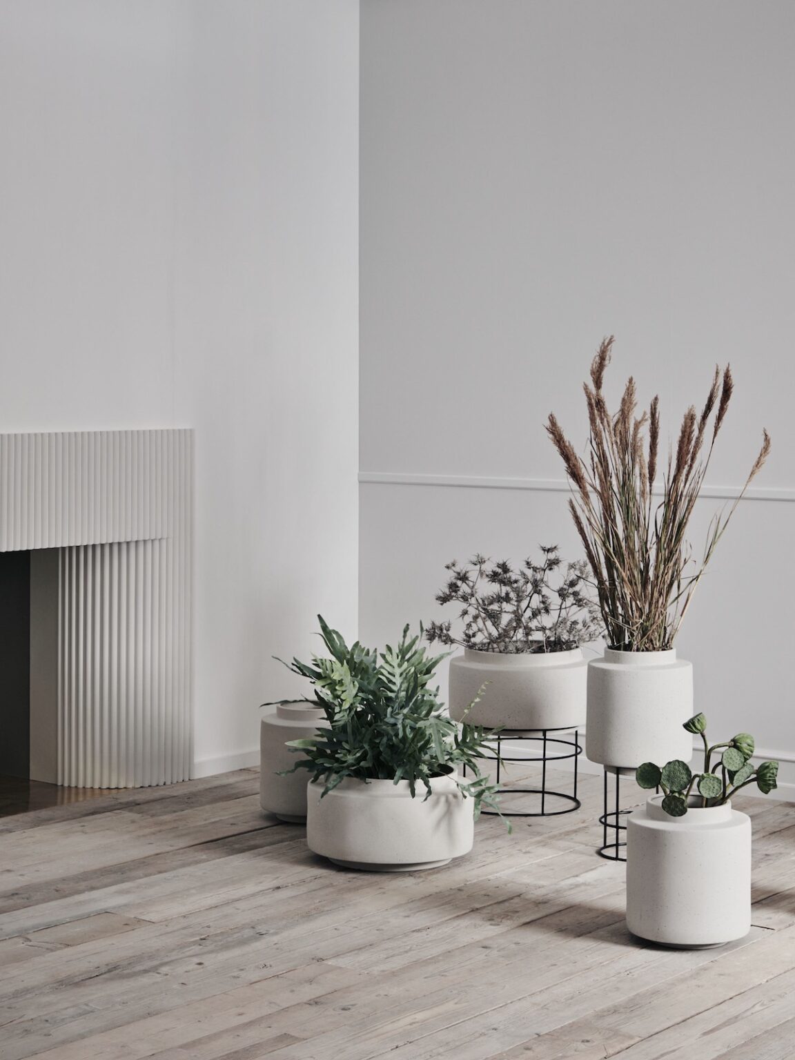 appartement blanc pot fleur céramique pied métal