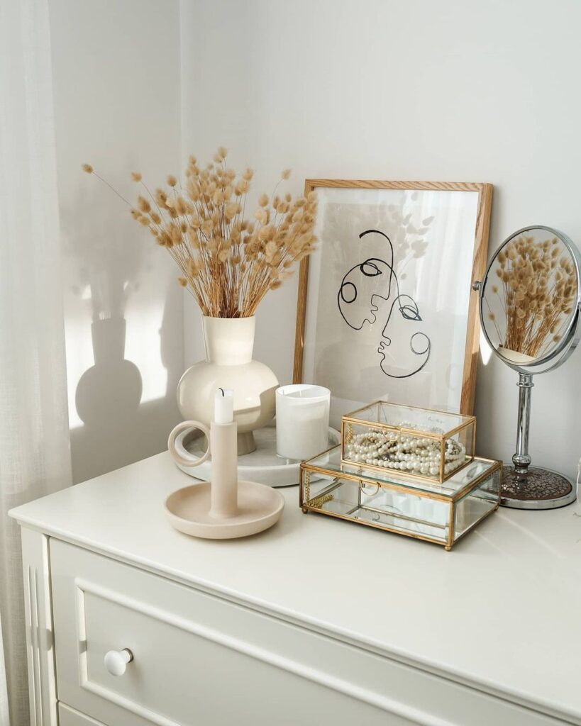 commode blanche tableau face line art dessin abstrait deco épurée minimaliste deco laiton