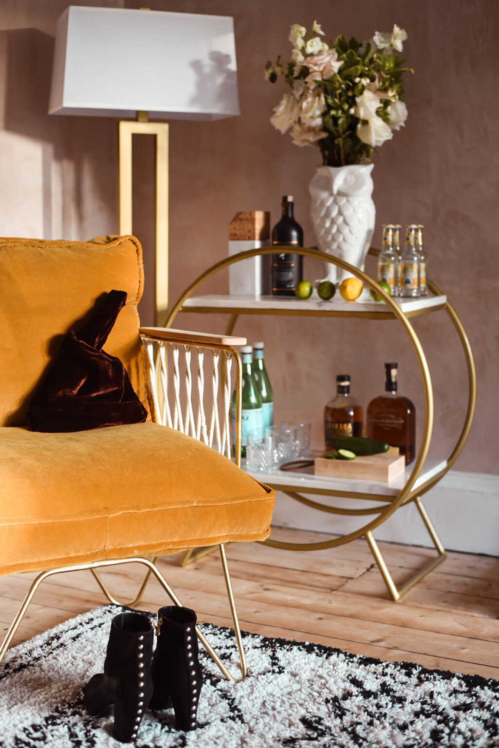 créer espace bar cocktail salon meuble étagère arrondie marbre laiton