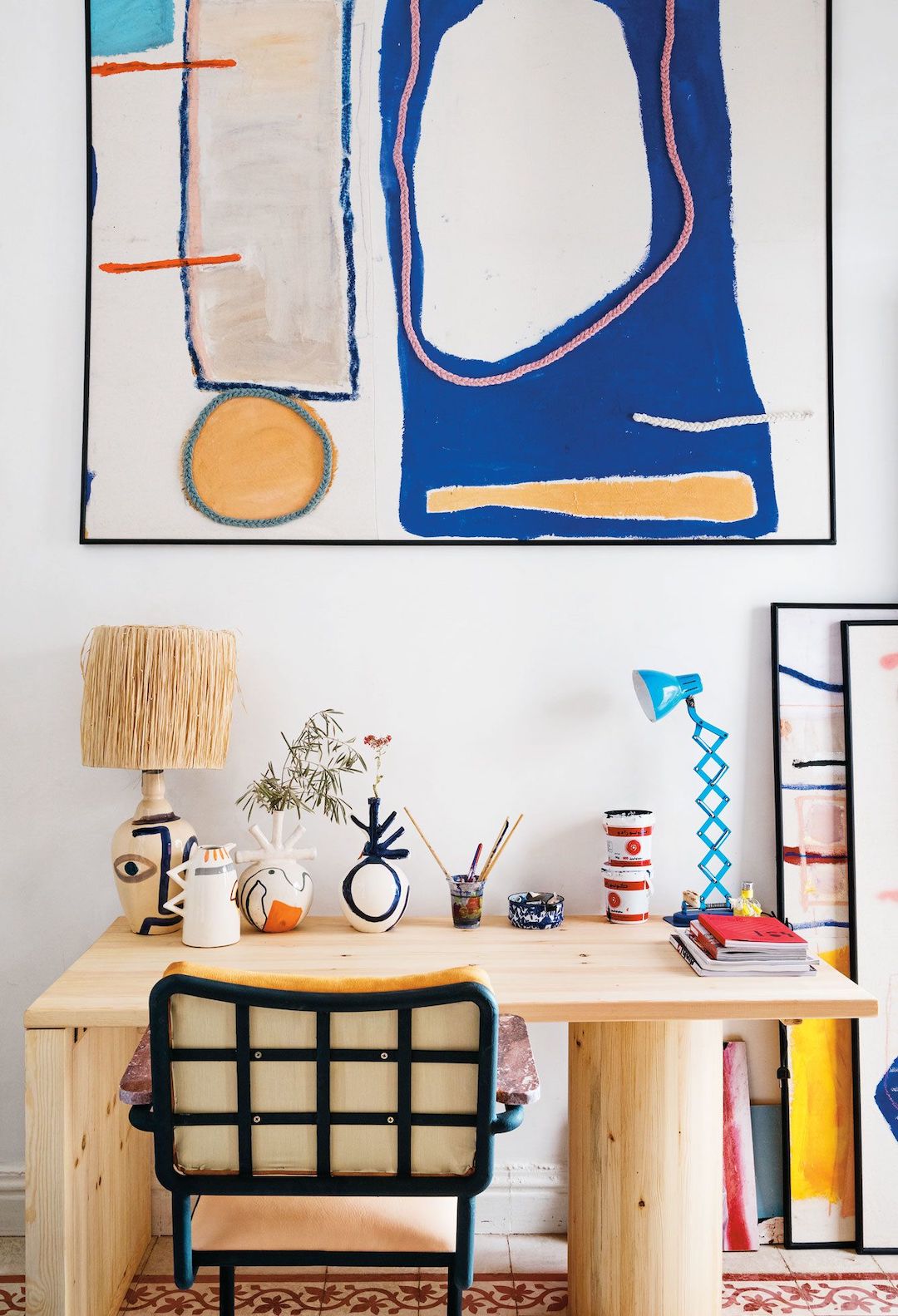 deco arty salon table bois clair chaise tableau dessin abstrait bleu jaune tapis vintage